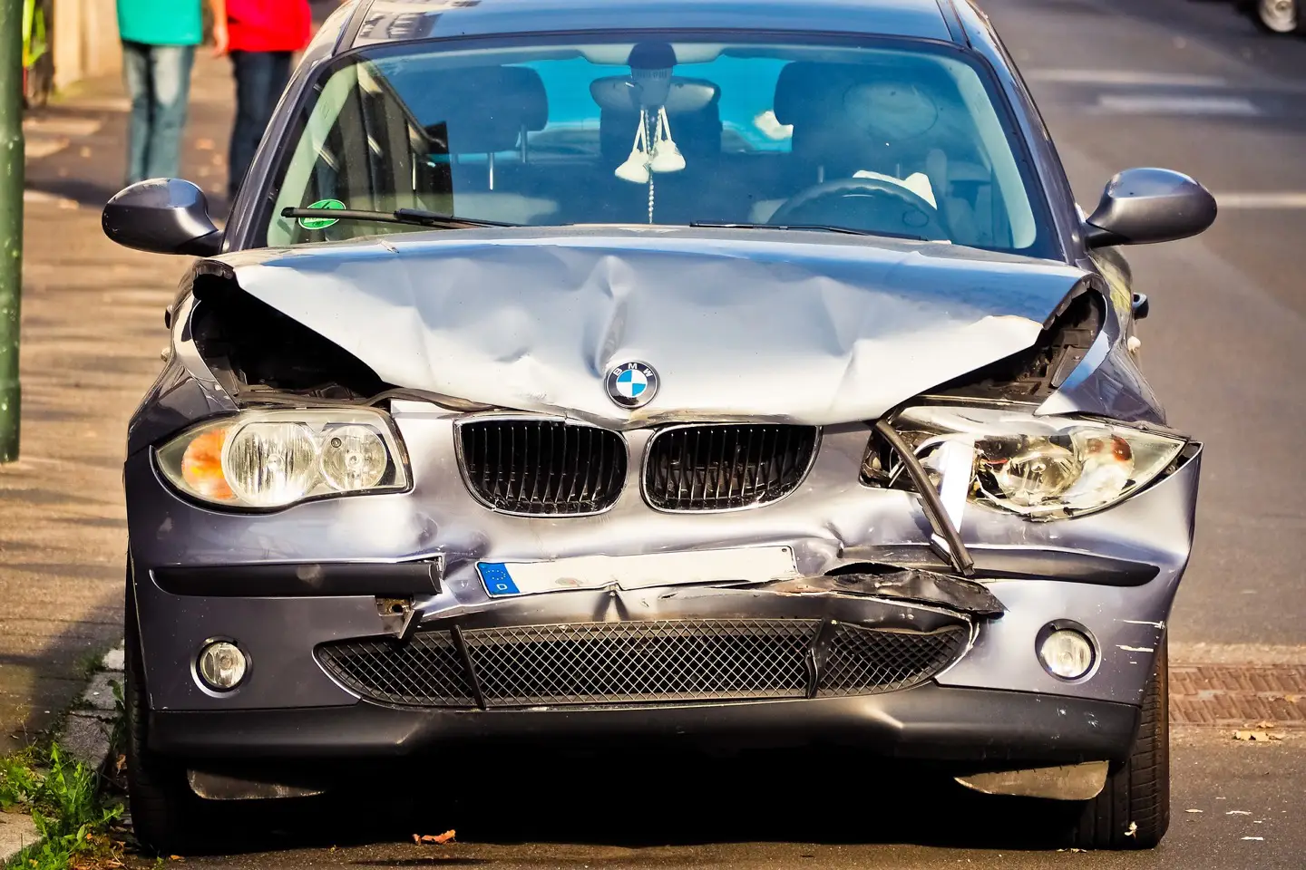 Silberner BMW mit Frontschaden nach Unfall – Schadengutachten