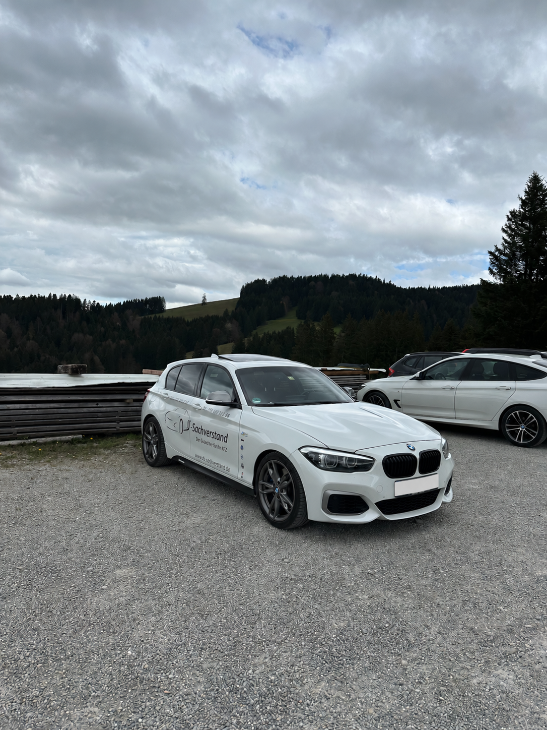 Frontansicht: weißer BMW 1er des Kfz-Gutachters Dirk Steffen mit DS-Sachverstand-Beschriftung auf einem Schotterparkplatz